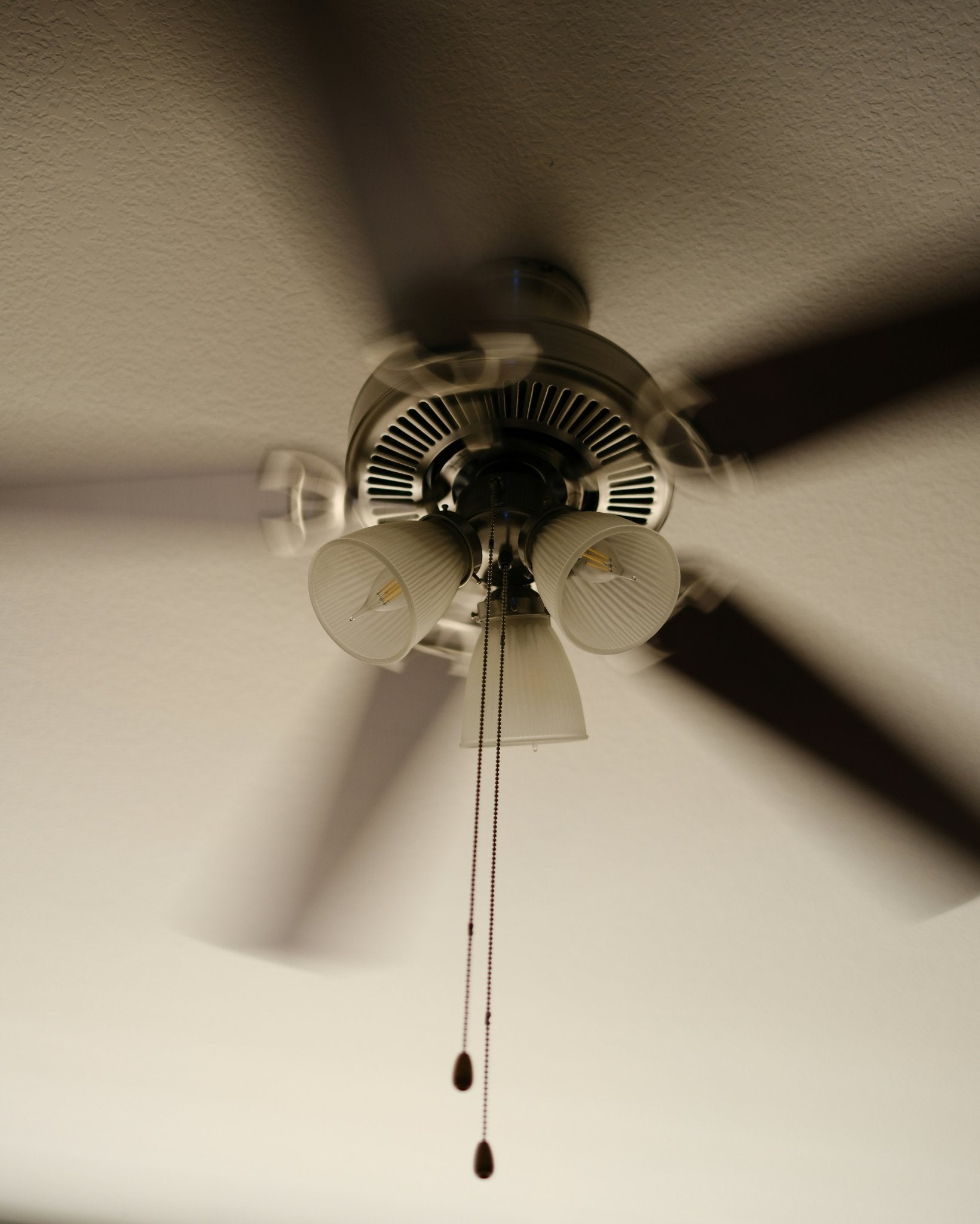 What Way Should the Ceiling Fan Turn in Winter? A Homeowner’s Guide